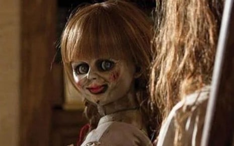 A boneca Annabelle em cena do filme Invocação do Mal 2