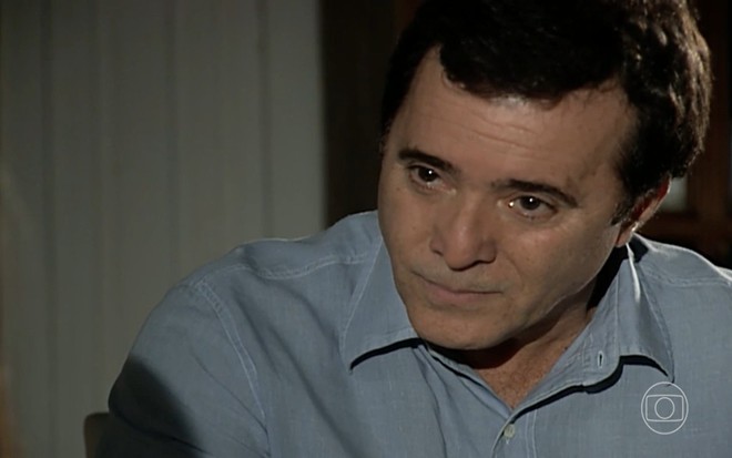 O ator Tony Ramos com expressão séria em cena de Paraíso Tropical