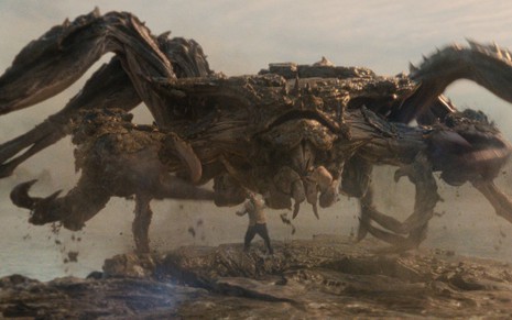 John Goodman está sendo perseguido por um monstro gigante em cena de Monarch: Legado de Monstros