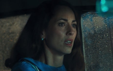 Bárbara Mori dirige um carro e tem expressão de choque em cena da série Mulheres de Azul