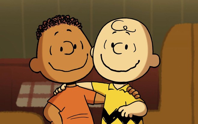 Com sorrisos bobos, Franklin e Charlie Brown se abraçam em cena do especial Seja Bem-Vindo, Franklin!