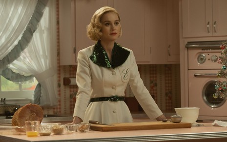 Brie Larson está atrás de um balcão de cozinha com uma expressão séria em cena da série Uma Questão de Química
