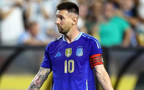 Messi, da Argentina, veste uniforme azul durante partida da seleção