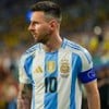 Messi, da Argentina, veste uniforme listrado em branco e azul durante partida da seleção