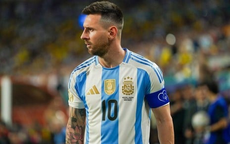 Messi, da Argentina, veste uniforme listrado em branco e azul durante partida da seleção