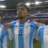 Três jogadores Argentinos abraçados durante a execução do hino nacional na Olimpíada de Prais