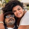 Arlindo Cruz e Flora Cruz estão abraçados e sorridentes