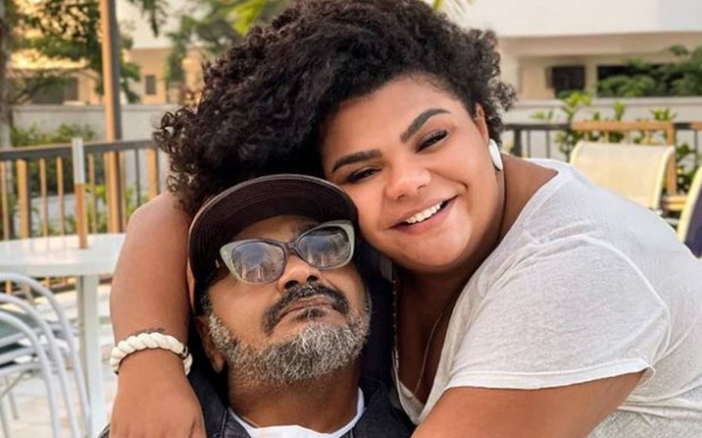 Arlindo Cruz e Flora Cruz estão abraçados e sorridentes