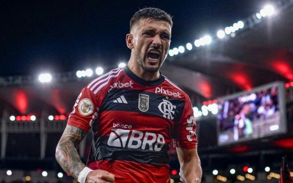 Arrascaeta grita e comemora gol do Flamengo em jogo do Campeonato Brasileiro