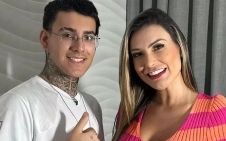 Arthur e Andressa Urach posam sorridentes em um cômodo