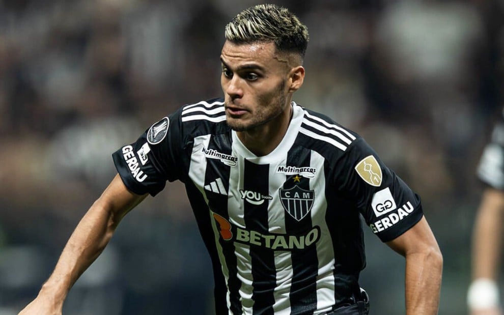 Fausto Vera, do Atlético-MG, veste uniforme listrado em branco e preto durante partida da equipe