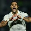 Hulk, do Atlético-MG, comemora gol e veste uniforme branco com detalhes em cinza e preto