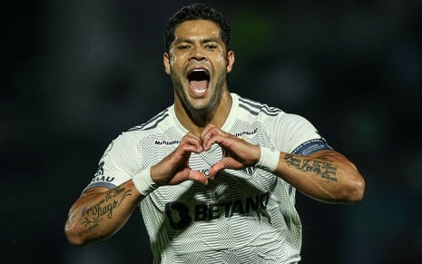 Hulk, do Atlético-MG, comemora gol e veste uniforme branco com detalhes em cinza e preto