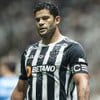 Hulk, do Atlético-MG, veste uniforme listrado em branco e preto durante partida da equipe