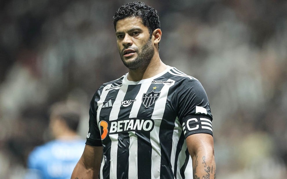 Hulk, do Atlético-MG, veste uniforme listrado em branco e preto durante partida da equipe