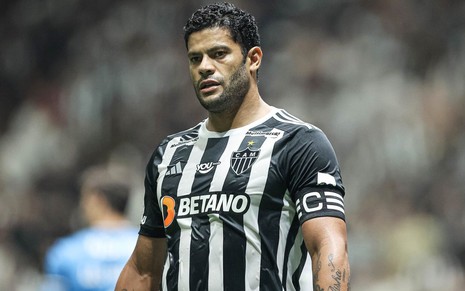 Hulk, do Atlético-MG, veste uniforme listrado em branco e preto durante partida da equipe