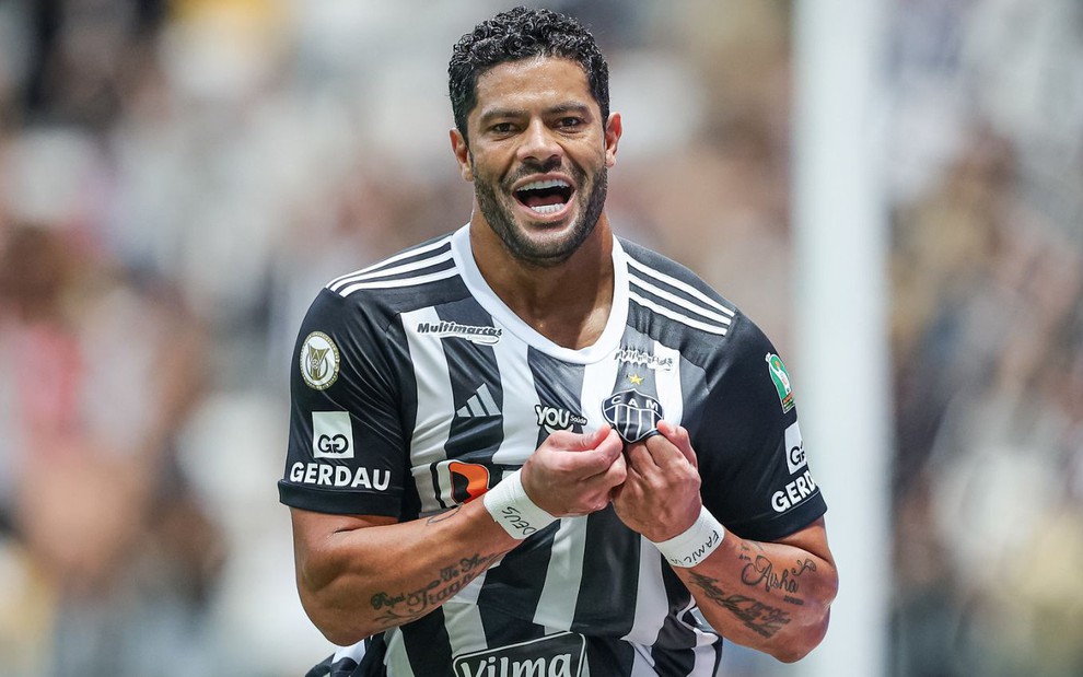 Hulk, do Atlético-MG, comemora gol e veste uniforme listrado em branco e preto