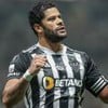 Hulk, do Atlético-MG, veste uniforme listrado em branco e preto durante partida da equipe