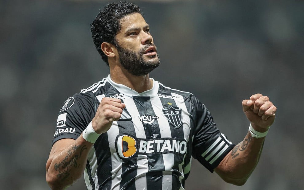 Hulk, do Atlético-MG, veste uniforme listrado em branco e preto durante partida da equipe