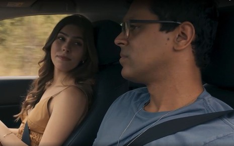 Em cena de Renascer, Gabriela Medeiros e Renan Monteiro estão conversando dentro de um carro