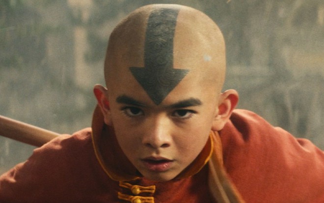 Imagem do ator Gordon Cormier como Aang na série Avatar: O Último Mestre do Ar