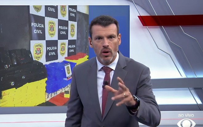 Lucas Martins está boquiaberto em frente ao telão do Brasil Urgente