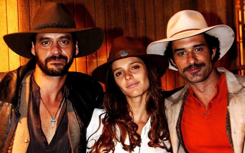 Os atores Bruno Garcia, Fernanda Lima e Marcos Pasquim lado a lado, caracterizados como seus personagens em Bang Bang (2005)
