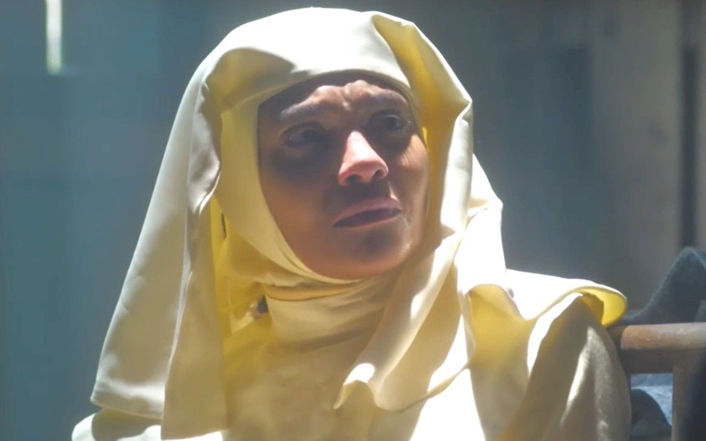 A atriz Barbara Reis como Aline vestida de freia em cena de Terra e Paixão