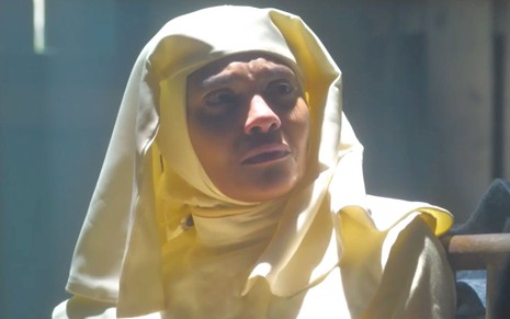 Barbara Reis usa roupa de freira e está com expressão de choro em cena de Terra e Paixão