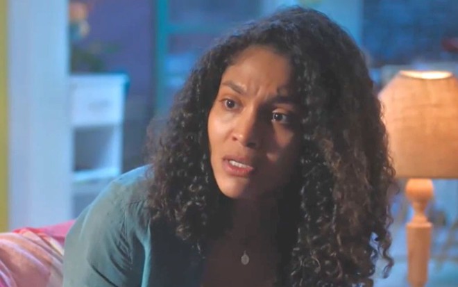 Barbara Reis com expressão séria em cena da novela Terra e Paixão