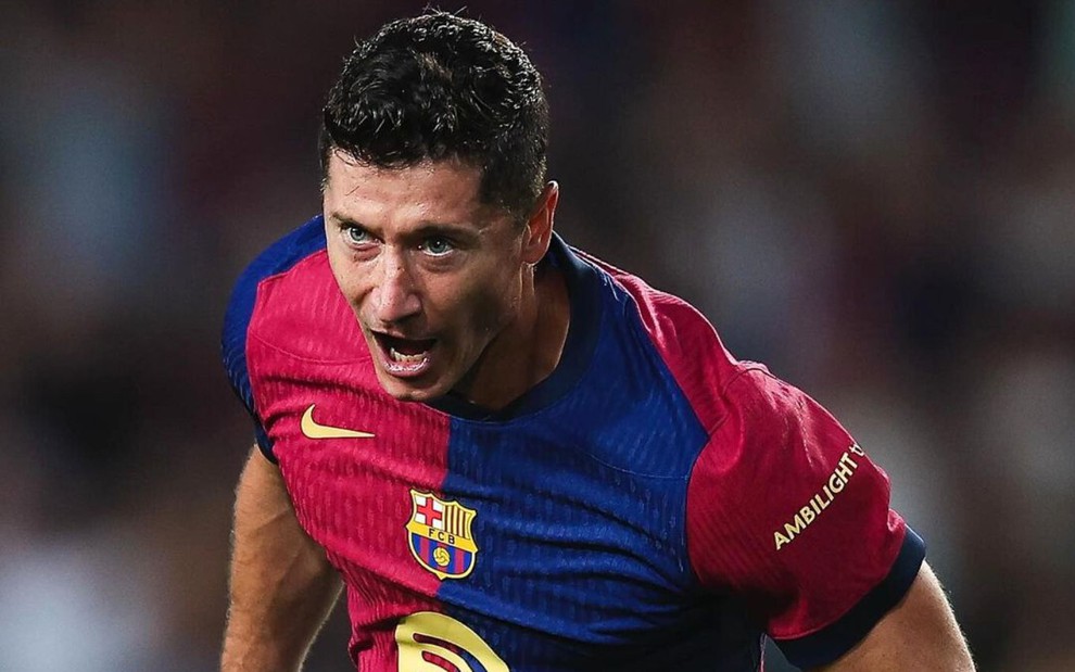 Lewandowski, do Barcelona, comemora gol e veste uniforme grená e azul