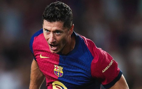 Lewandowski, do Barcelona, comemora gol e veste uniforme grená e azul