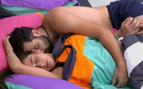 Deniziane e Matteus juntos na cama no BBB 24, dormindo