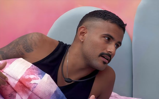 Lucas Pizane está na cama do BBB 24