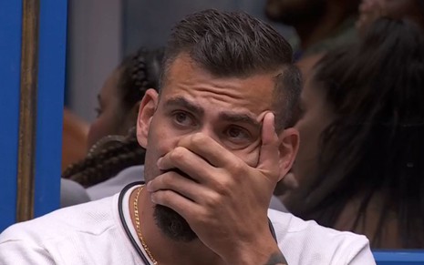 Nizam com expressão de preocupação no Big Brother Brasil 24: ele foi eliminado no quarto