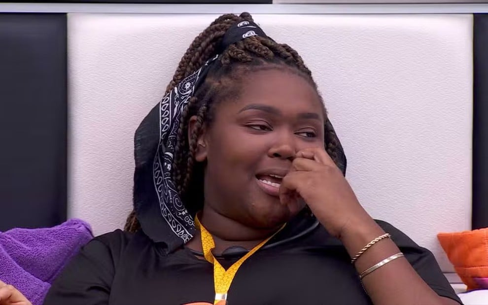 Raquele Cardozo está sentada e tem expressão cansada no quarto do líder do BBB 24