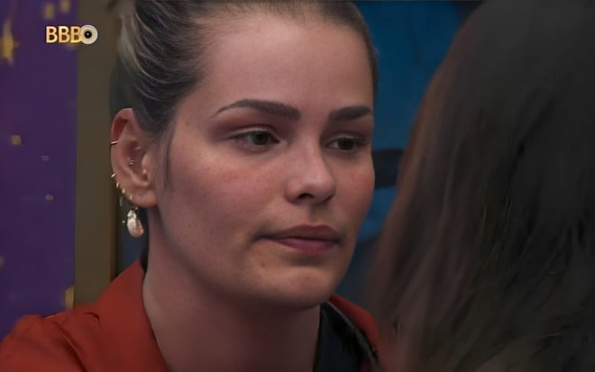 Yasmin Brunet tem expressão triste em quarto do BBB 24