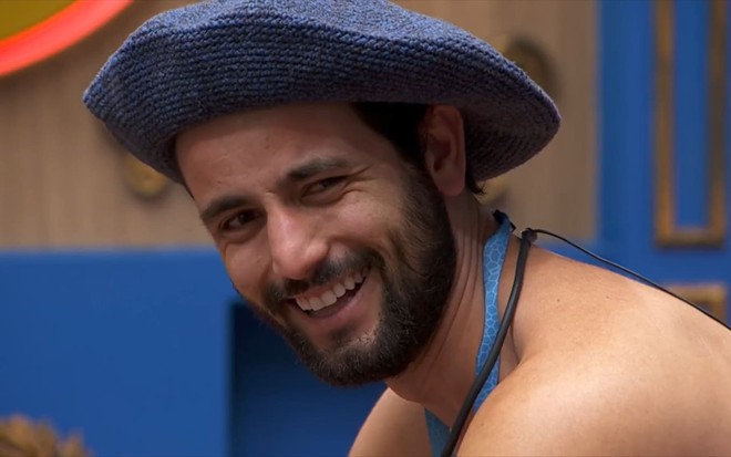 Matteus Amaral com uma boina sorri no BBB 24