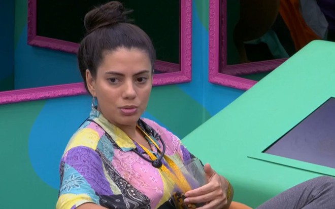 Fernanda Bande com expressão séria no quarto do líder do BBB 24