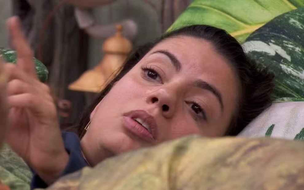 Fernanda Bande está deitada na cama, no quarto gnomo do BBB 24