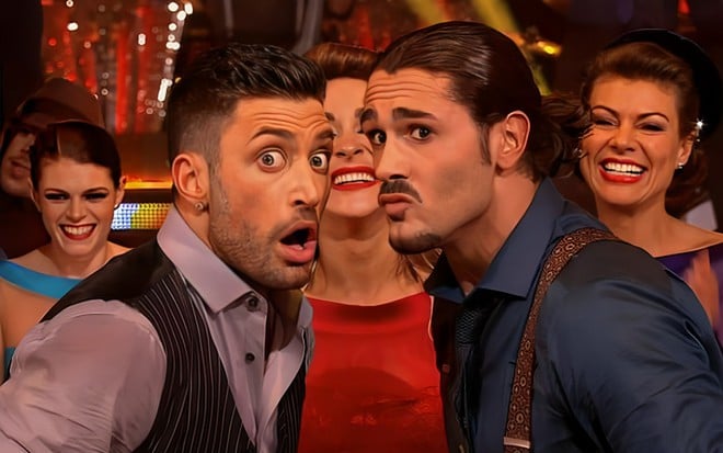 Giovanni Pernice tem expressão de choque, enquanto Graziano Di Prima faz beicinho durante coreografia do Strictly Come Dancing