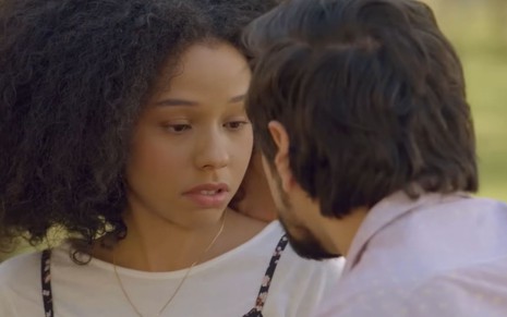 Pórcia (Beatriz Oliveira) olha para Vitor (Ciro Sales), que está de costas na cena da novela A Infância de Romeu e Julieta