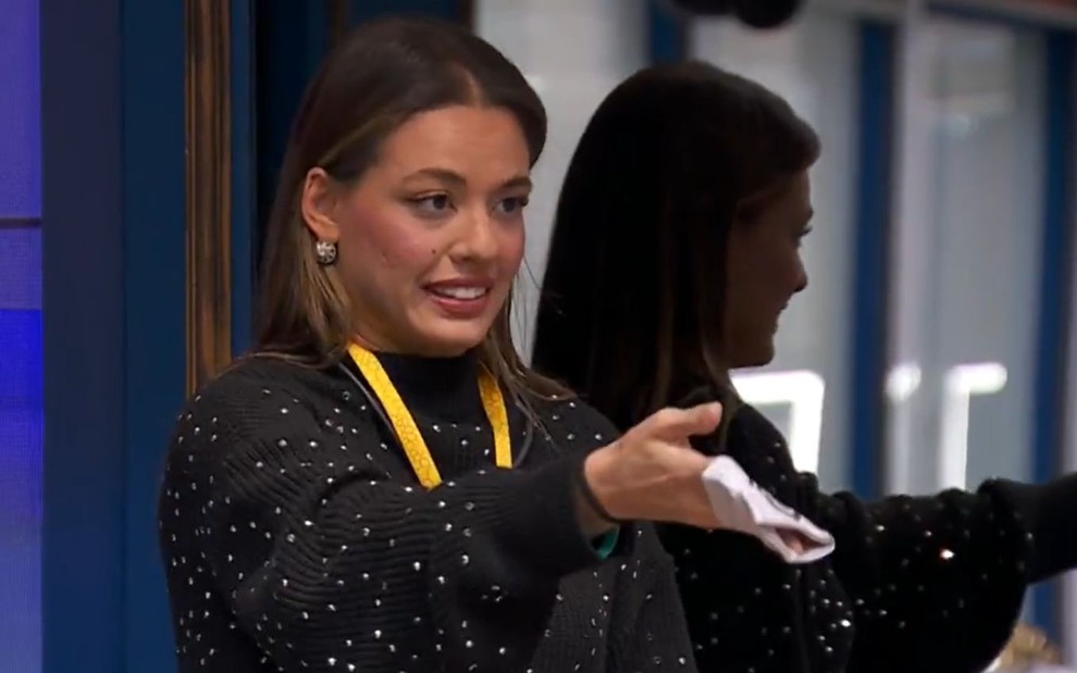 Beatriz Reis entrega uma pulseira no BBB 24