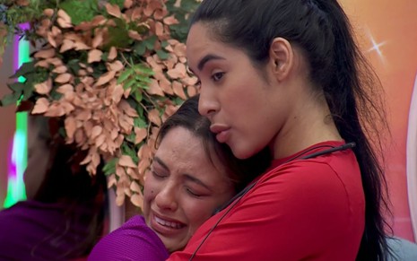 Beatriz Reis chora e é abraçada por Isabelle Nogueira no quarto fada do BBB 24