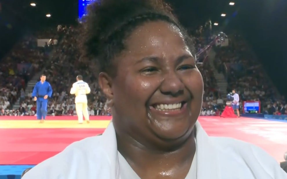 Beatriz Souza sorri após ganhar medalha de bronze em Paris