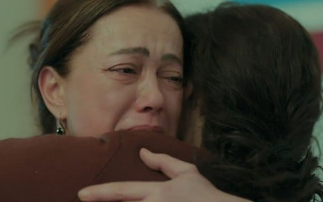 Hatice (Beenu Yildirimlar) abraça Bahar (Özge Özpirinçci) em cena da novela Força de Mulher