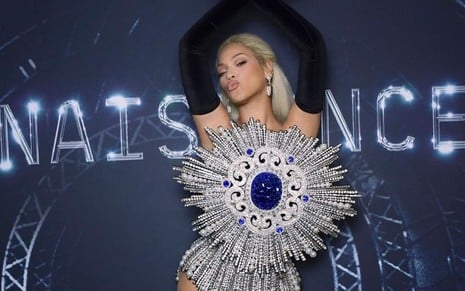 Beyoncé com uma body cheio de brilhos e com uma joia azul no centro