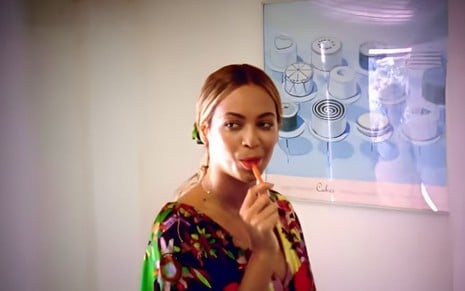 Beyoncé prova sorvete durante o clipe de Blue, gravado em Trancoso, na Bahia