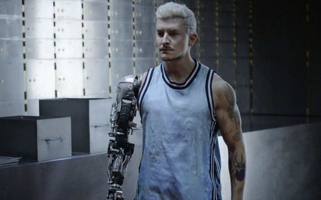 Klebber Toledo usa uma prótese biônica no braço direito em cena do filme Biônicos