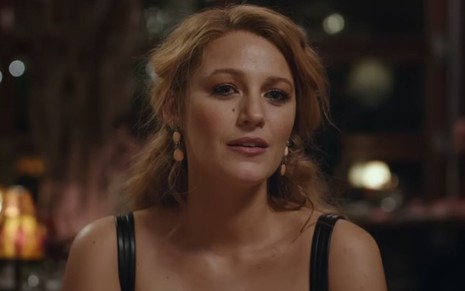 Blake Lively com expressão séria no filme É Assim que Acaba